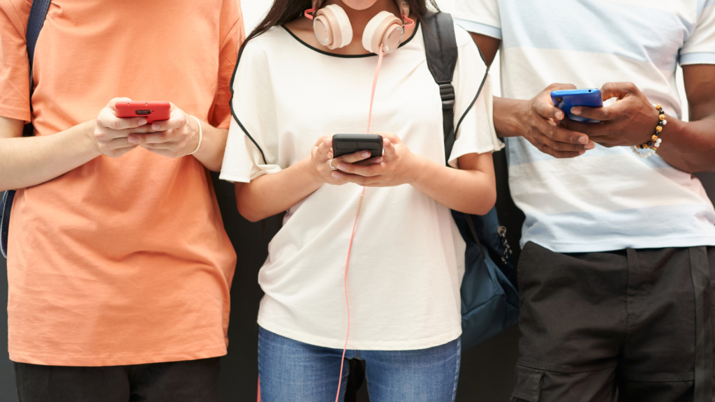 Uso do celular em sala de aula: o que fazer e como lidar com a situação