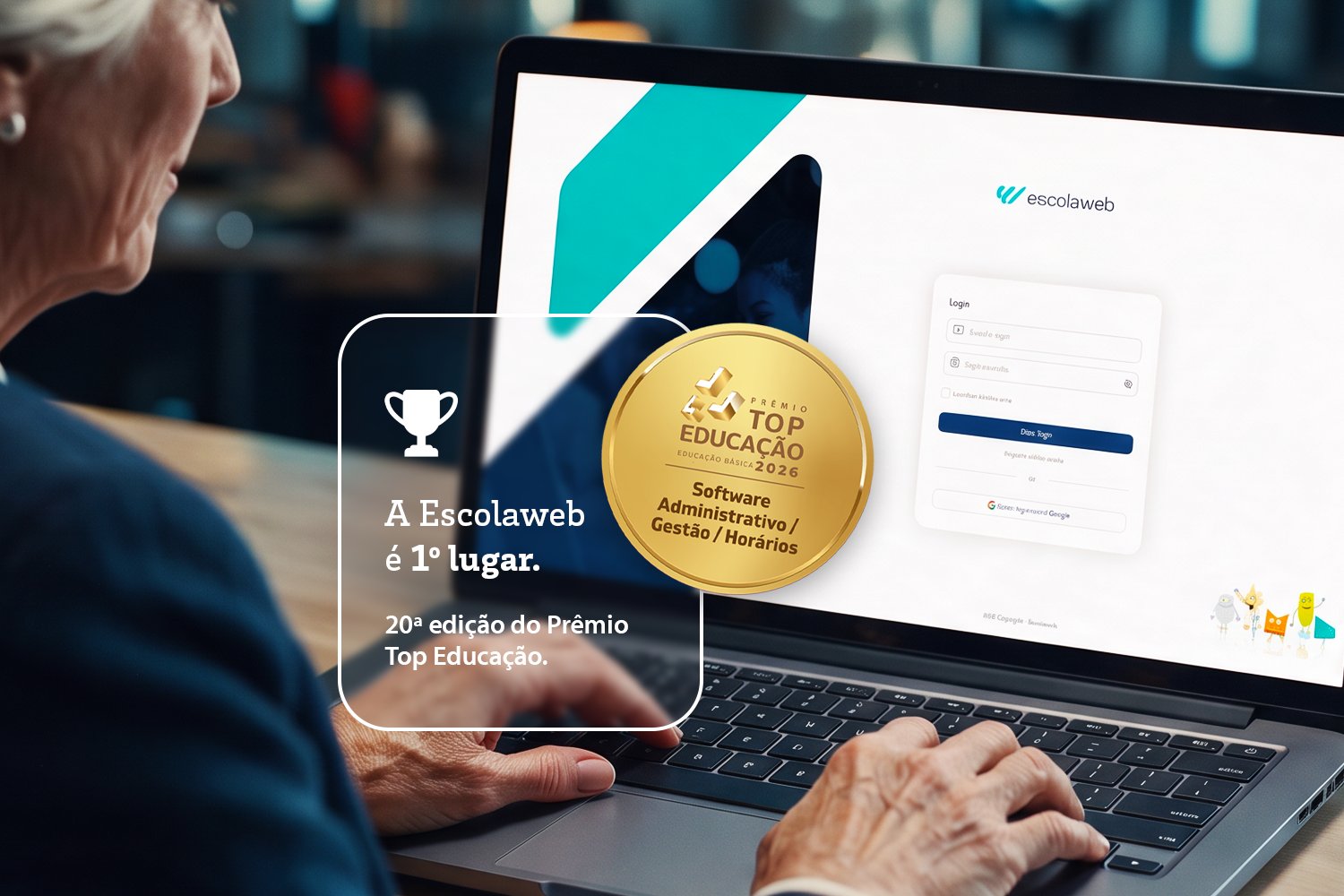 Selo do Prêmio Top Educação 2026 sobre notebook com a tela de login da Escolaweb, com o texto "A Escolaweb é 1º lugar"